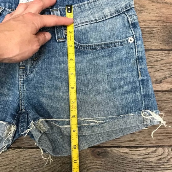 Levi’s Juniors Cuffed Jean Shorts Med Wash Size 5 - Picture 6 of 8